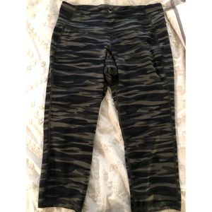 Old Navy Cropped Camo workout tight